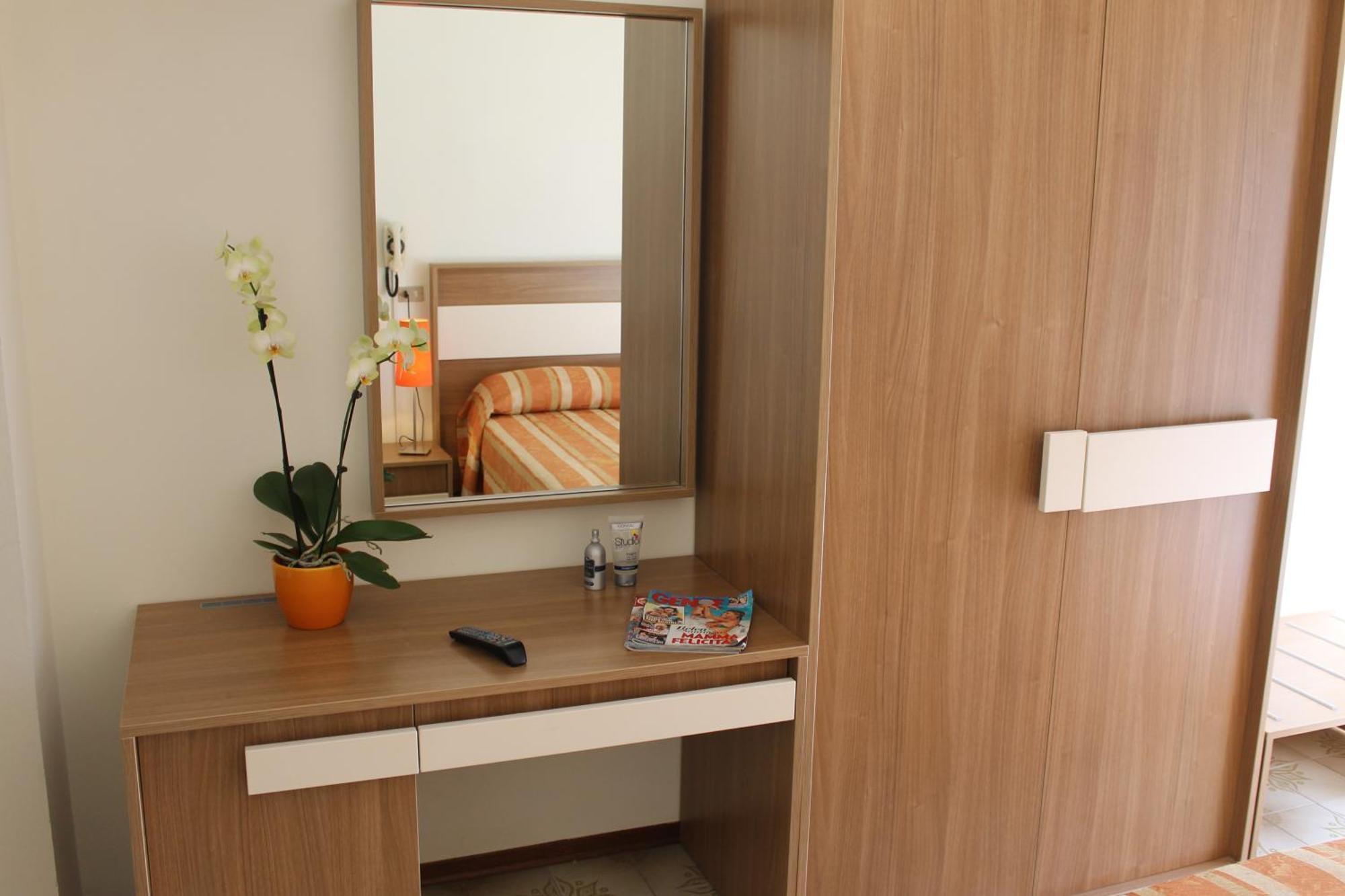 Hotel Astor B&B Lido di Classe Eksteriør bilde